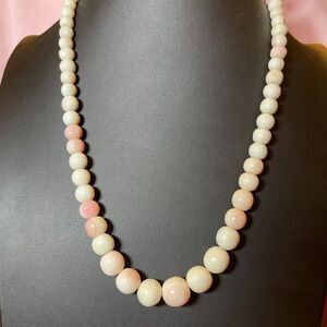 Vintage Angel Skin Coral Pink & White Graduated Beaded Necklace 23” Spring Ring